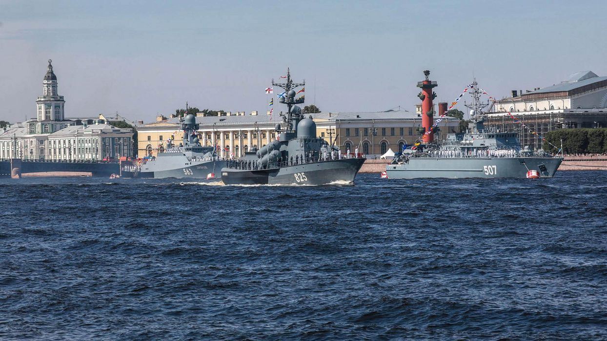 Парад военных кораблей на день ВМФ с кораблика на Неве