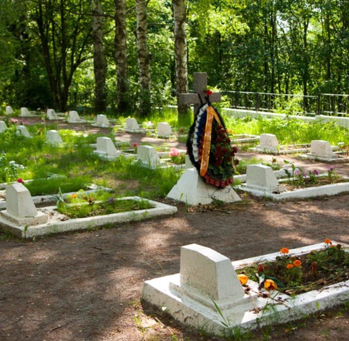 Блокадный Ленинград: дом Савичевых, Пискарёвское кладбище, Площадь Мужества №1