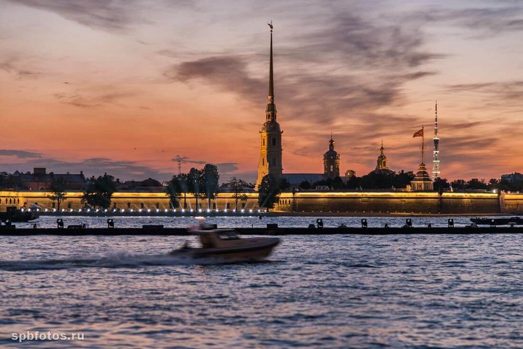 Ночная Петропавловка + прогулка на кораблике под разводными мостами