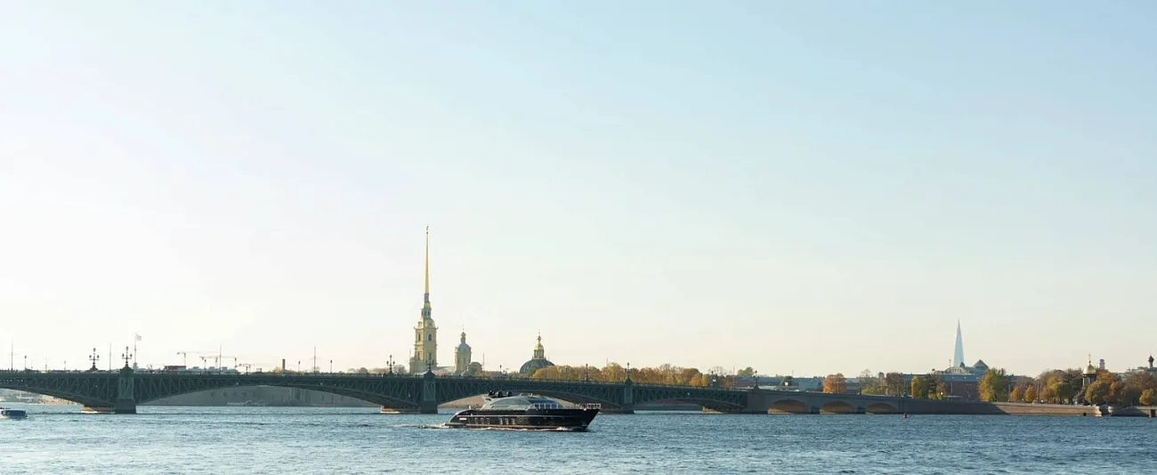 Два часа на катере по рекам и каналам