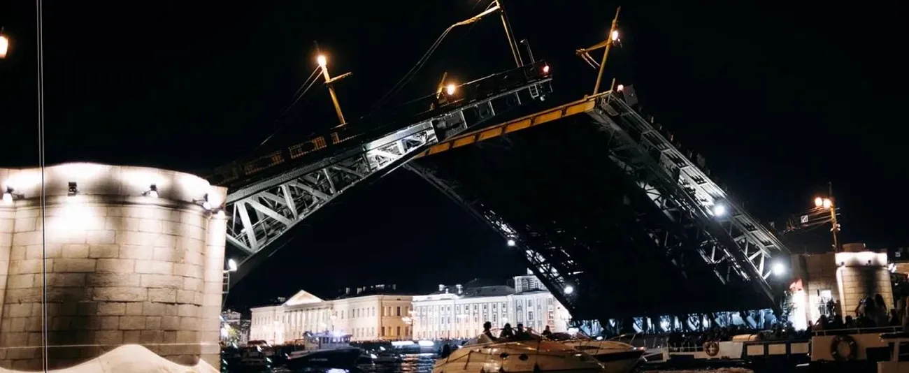 Прогулка на катере: 4 разводных моста с Невы