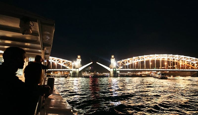 Ночная прогулка под разводными мостами на музыкальном кораблике №4