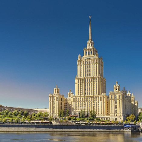 Под крышу сталинской высотки